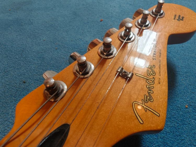 Fender Stratocaster Mexico ปี 2010 สีขาวครีม มือสอง เล่นได้ปกติ พร้อมคันโยก ขาตั้ง รูปที่ 5