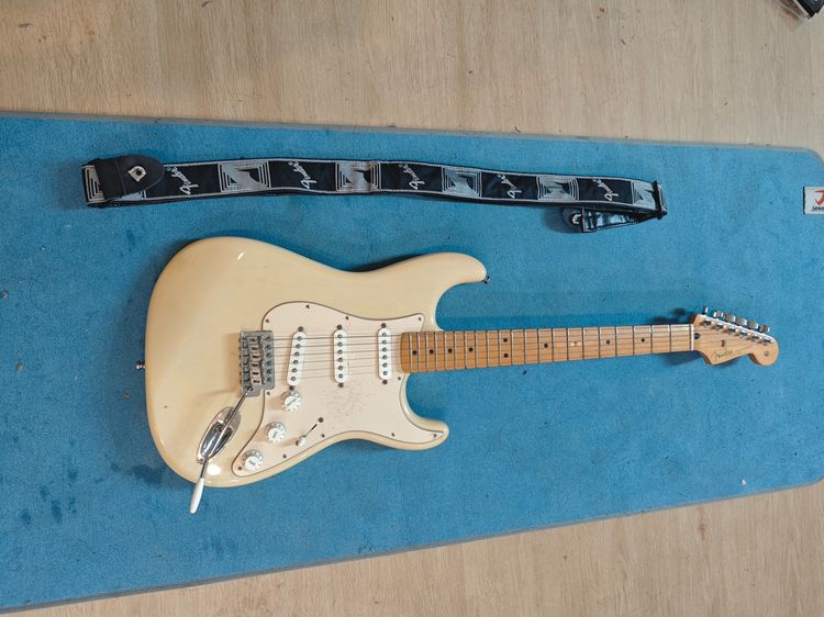 กีต้าร์ไฟฟ้า Fender Stratocaster Mexico ปี 2010 สีขาวครีม มือสอง เล่นได้ปกติ พร้อมคันโยก ขาตั้ง