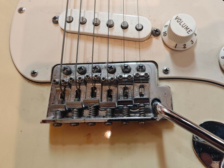 Fender Stratocaster Mexico ปี 2010 สีขาวครีม มือสอง เล่นได้ปกติ พร้อมคันโยก ขาตั้ง รูปที่ 2
