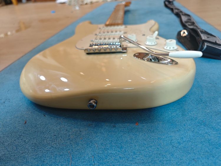 Fender Stratocaster Mexico ปี 2010 สีขาวครีม มือสอง เล่นได้ปกติ พร้อมคันโยก ขาตั้ง รูปที่ 12