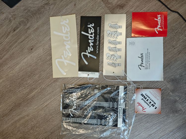 Fender Stratocaster Mexico ปี 2010 สีขาวครีม มือสอง เล่นได้ปกติ พร้อมคันโยก ขาตั้ง รูปที่ 15