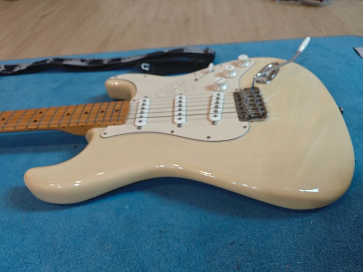 Fender Stratocaster Mexico ปี 2010 สีขาวครีม มือสอง เล่นได้ปกติ พร้อมคันโยก ขาตั้ง รูปที่ 11