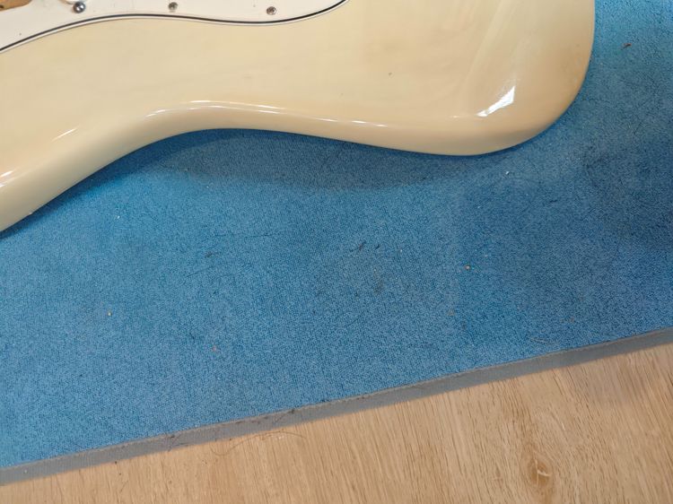 Fender Stratocaster Mexico ปี 2010 สีขาวครีม มือสอง เล่นได้ปกติ พร้อมคันโยก ขาตั้ง รูปที่ 10