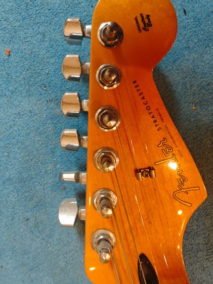 Fender Stratocaster Mexico ปี 2010 สีขาวครีม มือสอง เล่นได้ปกติ พร้อมคันโยก ขาตั้ง รูปที่ 4