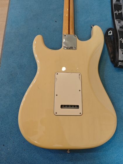 Fender Stratocaster Mexico ปี 2010 สีขาวครีม มือสอง เล่นได้ปกติ พร้อมคันโยก ขาตั้ง รูปที่ 8