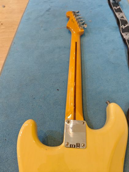 Fender Stratocaster Mexico ปี 2010 สีขาวครีม มือสอง เล่นได้ปกติ พร้อมคันโยก ขาตั้ง รูปที่ 9