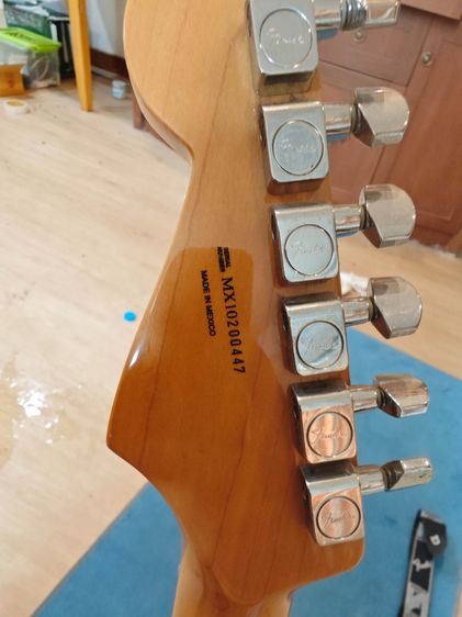 Fender Stratocaster Mexico ปี 2010 สีขาวครีม มือสอง เล่นได้ปกติ พร้อมคันโยก ขาตั้ง รูปที่ 7