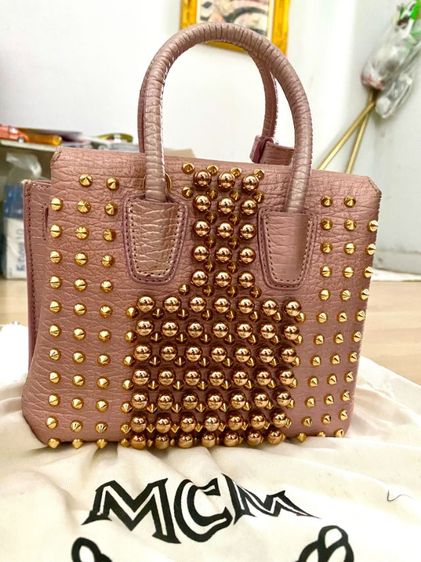 กระเป๋าสะพาย MCM แท้ ชมพูมุก หมุดทอง สวย ส่งฟรี   รูปที่ 7