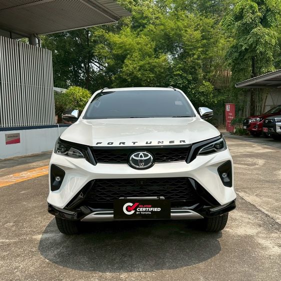 Toyota Fortuner 2023 2.4 Leader V 4WD Utility-car ดีเซล ไม่ติดแก๊ส เกียร์อัตโนมัติ ขาว รูปที่ 2