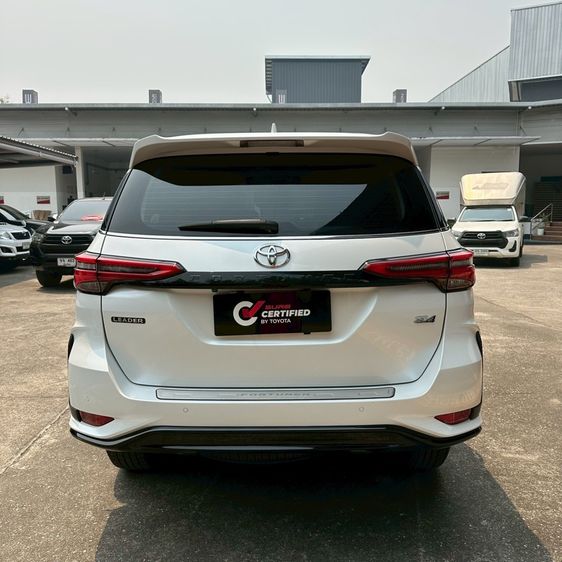 Toyota Fortuner 2023 2.4 Leader V 4WD Utility-car ดีเซล ไม่ติดแก๊ส เกียร์อัตโนมัติ ขาว รูปที่ 4