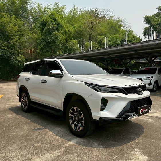 รถ Toyota Fortuner 2.4 Leader V 4WD สี ขาว
