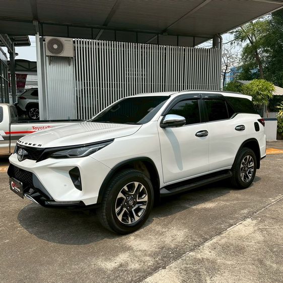 Toyota Fortuner 2023 2.4 Leader V 4WD Utility-car ดีเซล ไม่ติดแก๊ส เกียร์อัตโนมัติ ขาว รูปที่ 3