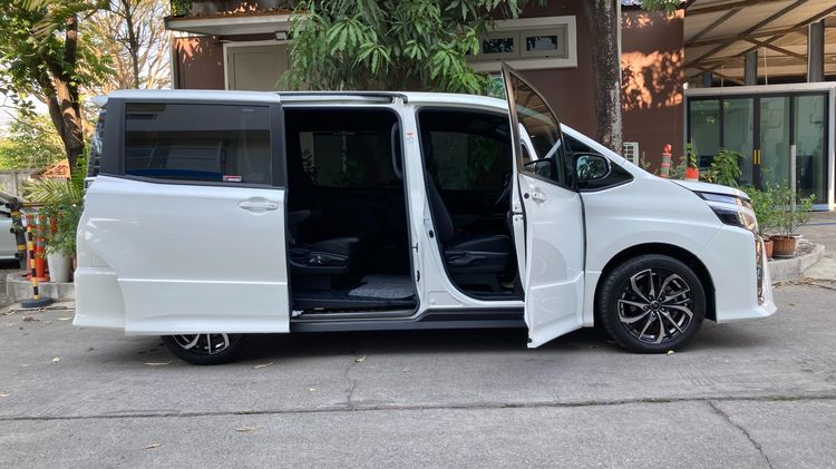 Toyota Voxy 2020 2.0 ZS Utility-car เบนซิน ไม่ติดแก๊ส เกียร์อัตโนมัติ ขาว รูปที่ 4