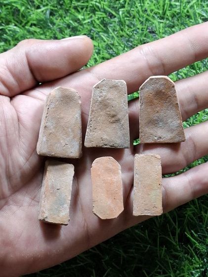 (ปิดแล้วครับ)เก่าๆเหมา6องค์รวมกัน550฿ พระลึกลับเนื้อดินผสมผง( เนื้อ แก่ ดิน )มีคราบกรุคราบปูนติด ไม่ทราบที่ ได้มาพร้อมกัน  รูปที่ 2