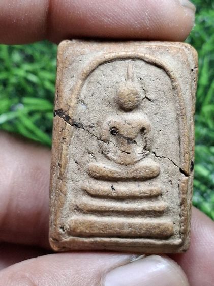 เก่าธรรมชาติ ( พระหักซ่อมเก่า ) พิมพ์เจดีย์ เนื้อสวยครับ