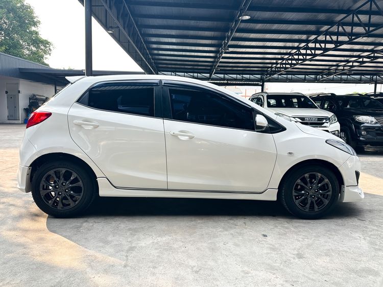 Mazda Mazda 2 2013 1.5 Sports Groove Sedan เบนซิน เกียร์อัตโนมัติ ขาว รูปที่ 4