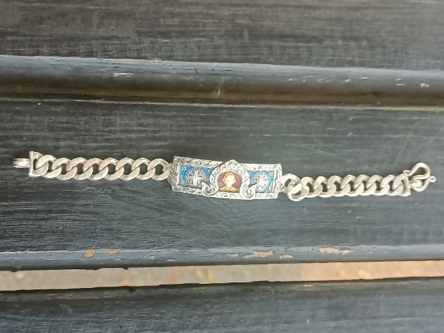 เลสไตรมาส 61 รุ่นรวยทรัพแสนล้าน หลวงพ่อรวย วัดภาชี อยุธยา  หนัก 2บาท  หน้ากากเนื้อเงินลงยาหน้าทองคำ ข้อมือ 17cen.สวยมาก จัดสร้าง 5,000 เส้น รูปที่ 5