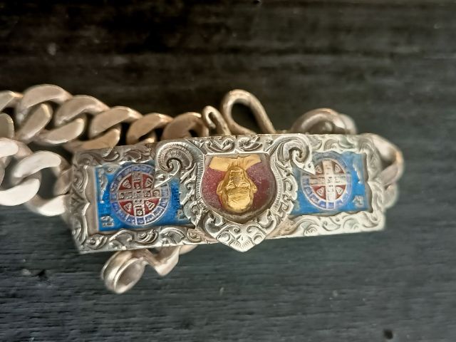 เลสไตรมาส 61 รุ่นรวยทรัพแสนล้าน หลวงพ่อรวย วัดภาชี อยุธยา  หนัก 2บาท  หน้ากากเนื้อเงินลงยาหน้าทองคำ ข้อมือ 17cen.สวยมาก จัดสร้าง 5,000 เส้น รูปที่ 4