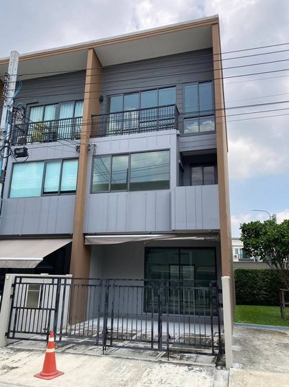 ตกแต่งครบ ใครที่กำลังตามหาบ้านทำเลดีในกรุงเทพเดินทางสะดวกใกล้ห้าง ใกล้รถไฟฟ้า โอบล้อมด้วยโครงการบ้านเดี่ยวระดับ 20 ล้านขึ้นไป หลังริมสุดท้ายเจ้าของขาย รูปที่ 2