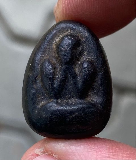 พระปิดตาหลังยันต์ เนื้อคลุกรัก