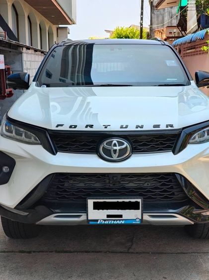 รถ Toyota Fortuner 2.4 Legender สี ขาว