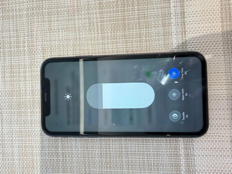 iPhone 11 สีดำ 128 ตำหนิหน้าจอมีรอยยดันของแบตเตอรี่แต่ไม่มีผลต่อการใช้งาน รูปที่ 8