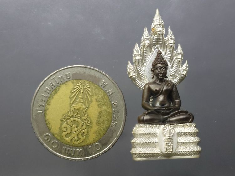 พระนาคปรก สธ. พิมพ์ใหญ่ องค์พระเนื้อนวโลหะ ฐานเนื้อเงิน รุ่นสร้างอุโบสถเฉลิมพระเกียรติ วัดบวรนิเวศวิหาร ปี2543 พร้อมกล่องเดิม จัดสร้างน้อย 1 รูปที่ 8