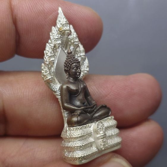 พระนาคปรก สธ. พิมพ์ใหญ่ องค์พระเนื้อนวโลหะ ฐานเนื้อเงิน รุ่นสร้างอุโบสถเฉลิมพระเกียรติ วัดบวรนิเวศวิหาร ปี2543 พร้อมกล่องเดิม จัดสร้างน้อย 1 รูปที่ 5