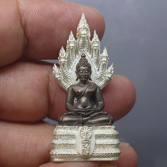 พระนาคปรก สธ. พิมพ์ใหญ่ องค์พระเนื้อนวโลหะ ฐานเนื้อเงิน รุ่นสร้างอุโบสถเฉลิมพระเกียรติ วัดบวรนิเวศวิหาร ปี2543 พร้อมกล่องเดิม จัดสร้างน้อย 1 รูปที่ 3