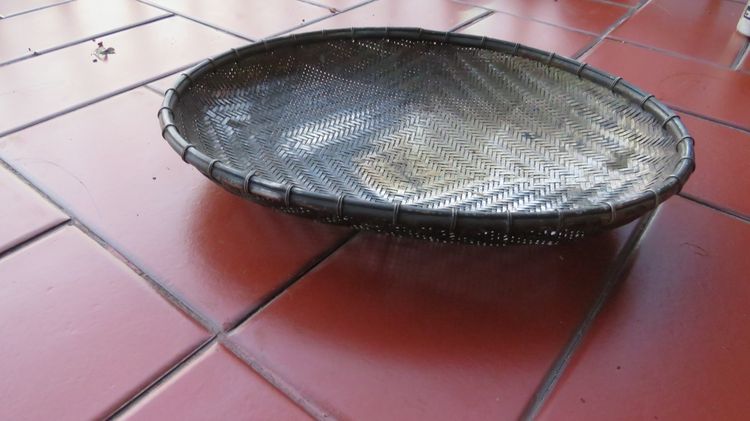 กระด้งถักสาน งานขึ้นมือ โบราณ  สไตล์วินเทจ งานกะไหล่เงิน รูปที่ 8