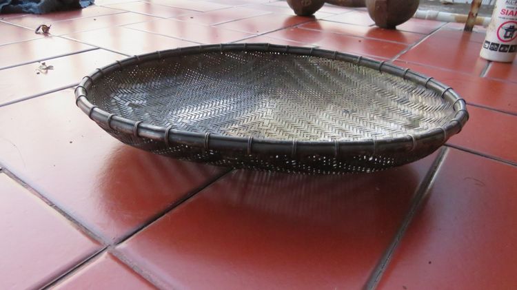 กระด้งถักสาน งานขึ้นมือ โบราณ  สไตล์วินเทจ งานกะไหล่เงิน รูปที่ 9