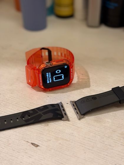 ขาย Apple Watch Series 4 44mm พร้อมชุดสายแต่ง SKINARMA ครบเซต สภาพสวย