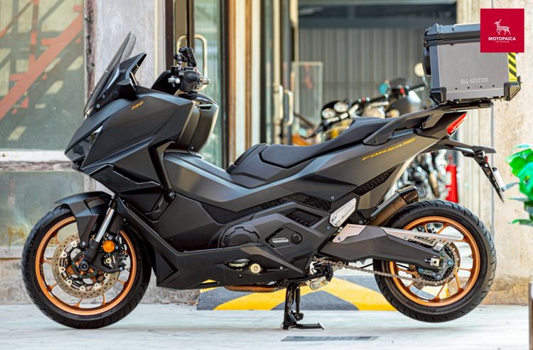 Honda Forza750 ปี2025 มือเดียว วิ่ง9,000Km. ท่อAkrapovic Carbon รูปที่ 3