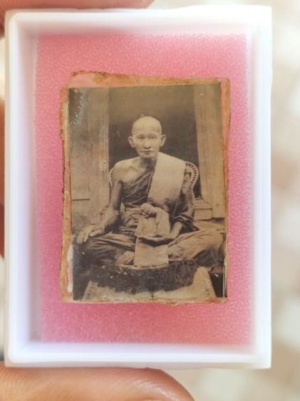 รูปถ่ายหลวงปู่ศุขนั่งเก้าอี้หวาย วัดปากคลองมะขามเฒ่า รูปที่ 2