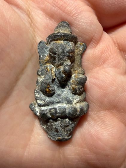 พระหล่อเนื้อชินตะกั่วเก่า