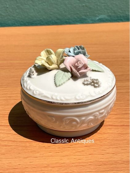 ตลับเซรามิก สีขาวประดับดอกกุหลาบ เก่าสะสม