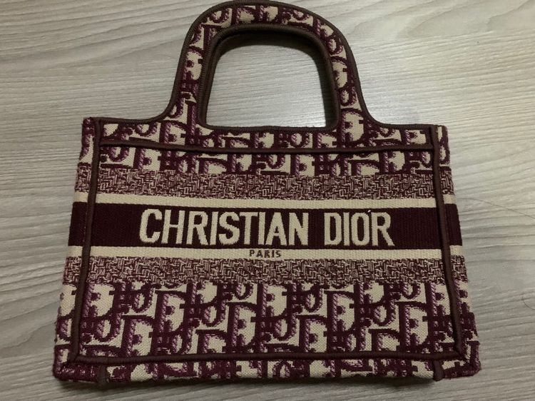 กระเป๋าผ้าทอ  Dior