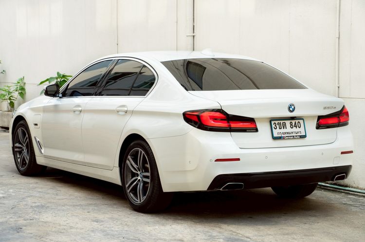 BMW Series 5 2022 530e Sedan ปลั๊กอินไฮบริด (PHEV) ไม่ติดแก๊ส เกียร์อัตโนมัติ ขาว รูปที่ 3