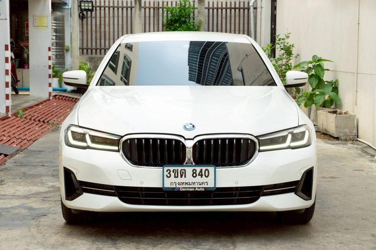 BMW Series 5 2022 530e Sedan ปลั๊กอินไฮบริด (PHEV) ไม่ติดแก๊ส เกียร์อัตโนมัติ ขาว รูปที่ 4
