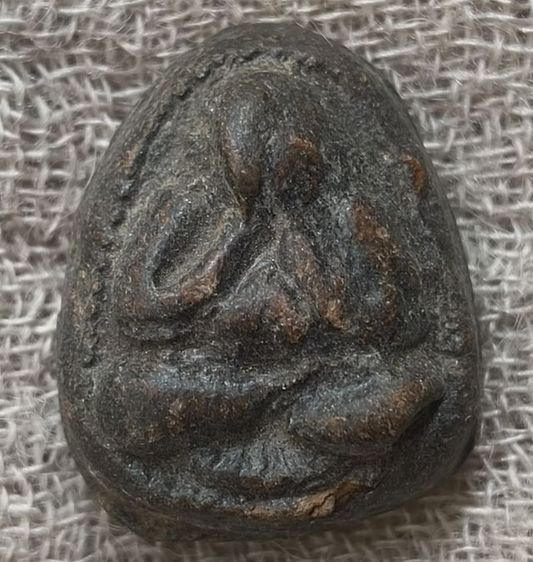 พระปิดตาเนื้อผงตลุกรักเกจิเก่าค่ะ