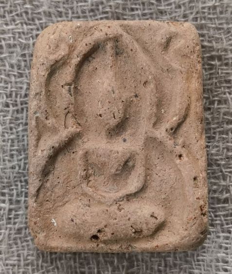 พระเนื้อดินพิมพ์ขุนแผนหน้าค่ายหลวงพ่อโหน่งค่ะ