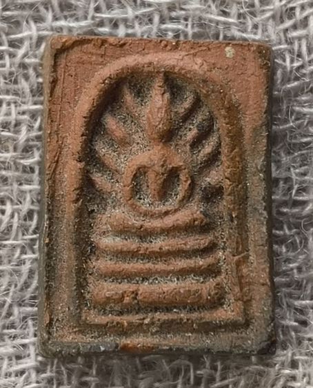 พระรอดเนื้อดินพิมพ์คมสวยค่ะ