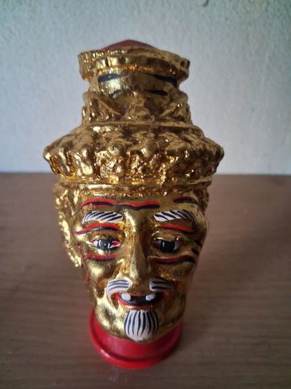 เศียรพ่อแก่พร้อมขาตั้ง