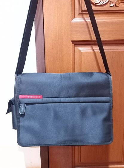 ไม่ระบุ กระเป๋าสะพายPRADAไนล่อนสีดำ สภาพดีใช้ได้ทั้งชายและหญิง