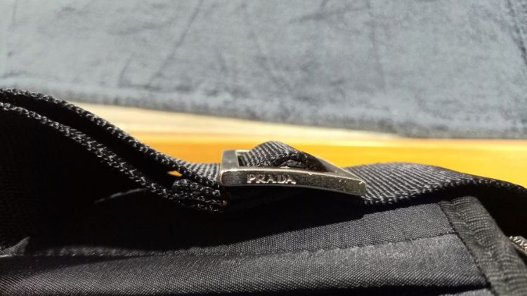 กระเป๋าสะพายPRADAไนล่อนสีดำ สภาพดีใช้ได้ทั้งชายและหญิง รูปที่ 4