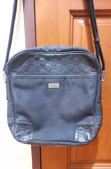 ชาย กระเป๋าสะพายGucciผ้าและหนังสีดำ สภาพสวย