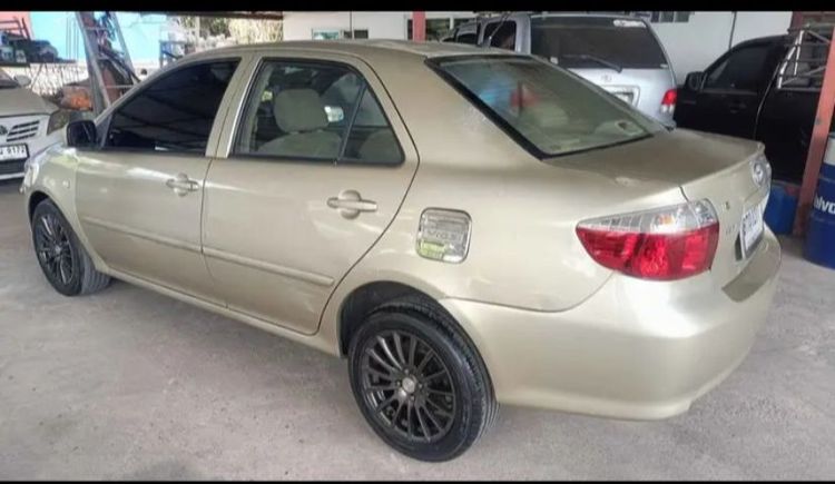 รถ Toyota Vios 1.5 E สี บรอนซ์ทอง