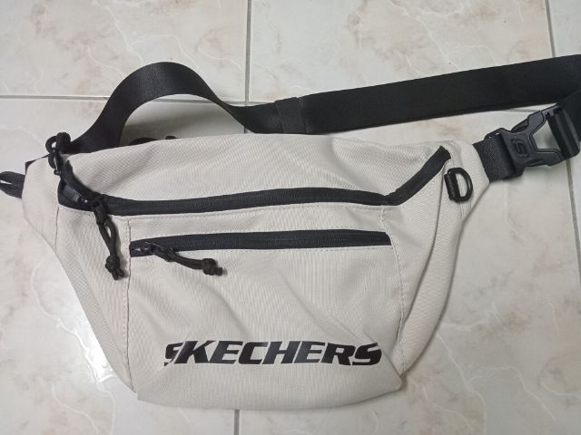 กระเป๋า skechers สีครีม 