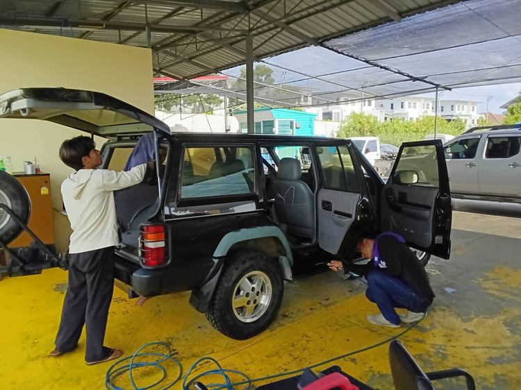 Jeep Cherokee 2000 2.4 Limited 4X4 Utility-car เบนซิน ไม่ติดแก๊ส เกียร์ธรรมดา ดำ รูปที่ 4