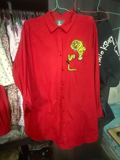 เสื้ออเชิ้ตแขนยาวสีแดงปักลายเสือแบรนด์ CC DOUBLE O